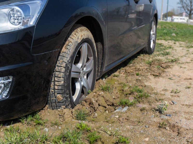 Verkehr: Diesen Fehler sollten Autofahrer nicht begehen, wenn sie im Schlamm stecken bleiben