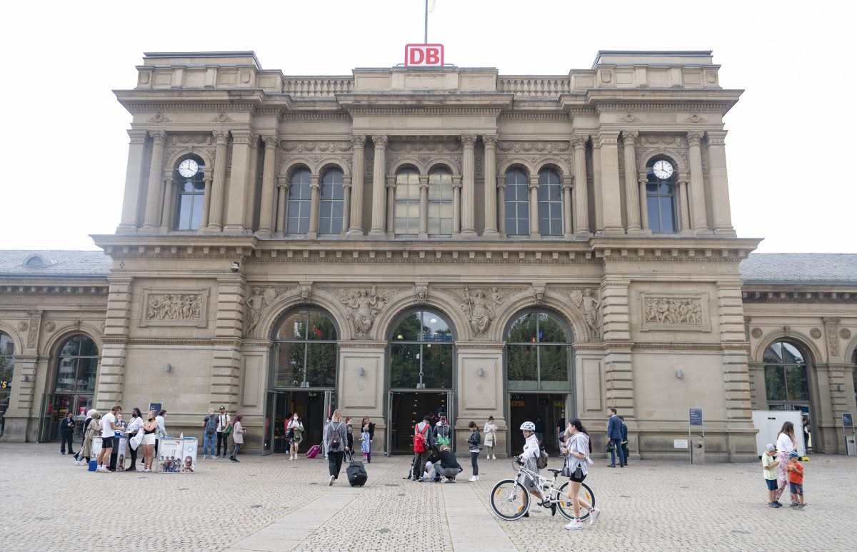 Polizei sperrt den Hauptbahnhof in Mainz wegen einer Bedrohungslage.