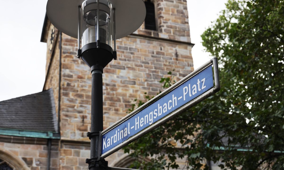 Essen: Straßenschild-Änderung "Kardinal Hengsbach-Platz