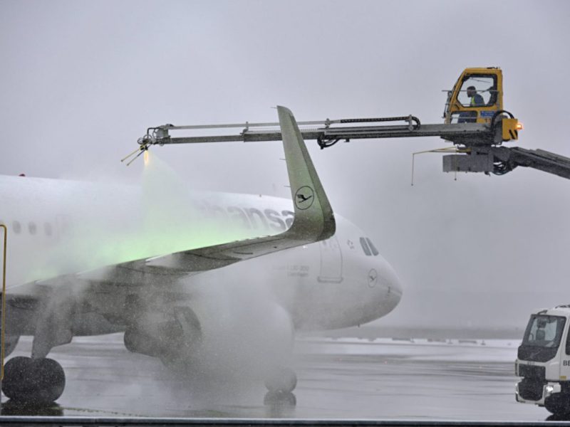 Das Schnee-Chaos sorgt für zahlreiche Flugausfälle in Deutschland.