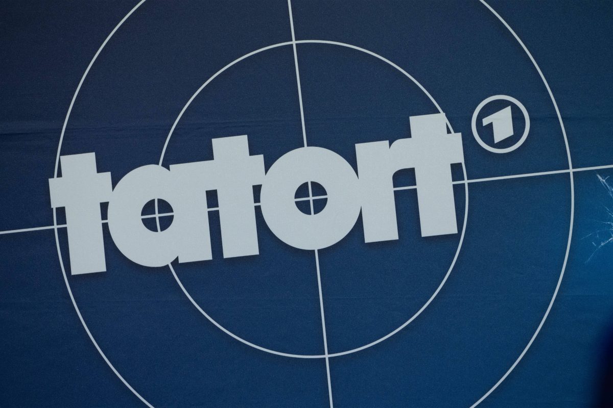 Blauer Hintergund, in der Mitte steht in weißer Schrift "Tatort". Um die Schrift herum ist in weiß eine Zielscheibe.