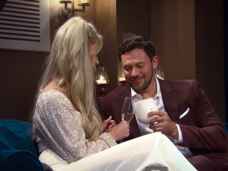 Bei „Die Bachelors“ werden nicht nur Rosen verteilt. Auch die Zweifel der Damen werden immer lauter: Meint es Kandidatin Larissa ernst?