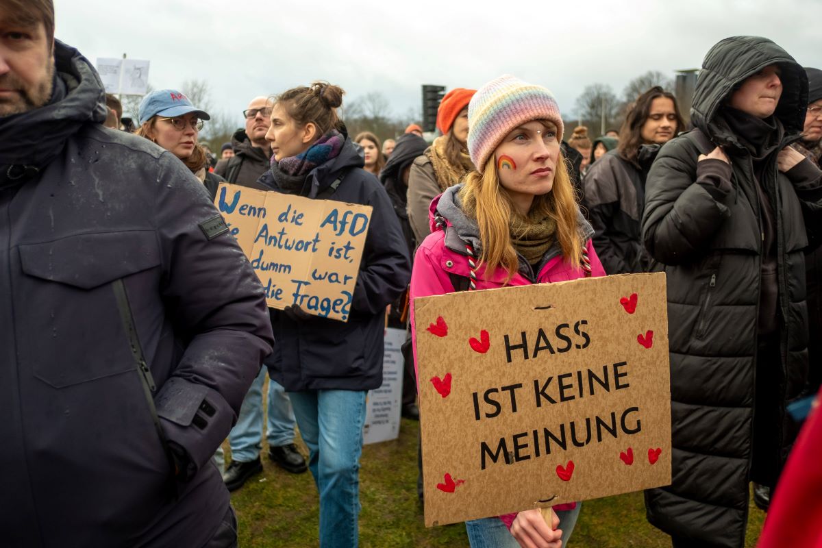 Junge Frauen wählen links, Gen-Z-Männer driften aber nach rechts zu Parteien wie der AfD ab.