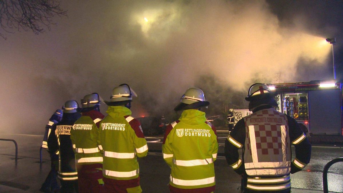 Brand im Dortmunder Stadtteil BrÃ¼nninghausen. Anwohner werden gewarnt.