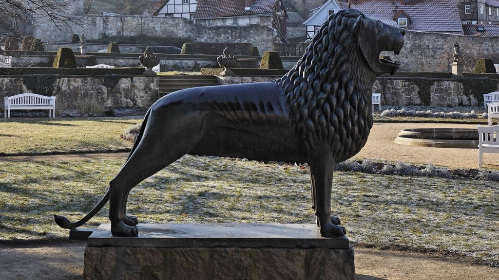 Eine bronzene Löwenstatue im Schlosspark Blankenburg.