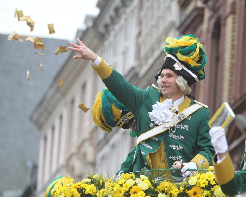 Rosenmontagszug in Köln mit Lukas Podolski 2012.