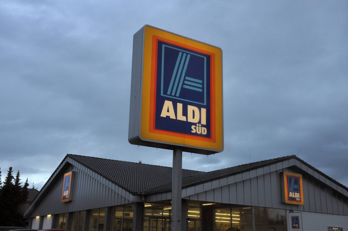 Bei dem Blick auf das Preisschild bei Aldi ist die Kundin schockiert.