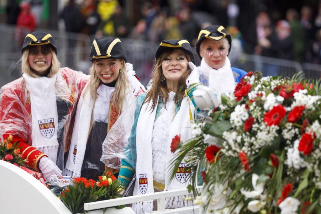 Lisa und Lena und Nastassja Kinski 2020 beim Kölner Rosenmontagszug.