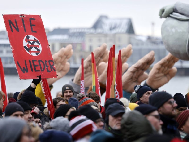 Bei einem Karnevalsumzug in Süddeutschland hat es einen Nazi-Skandal gegeben.
