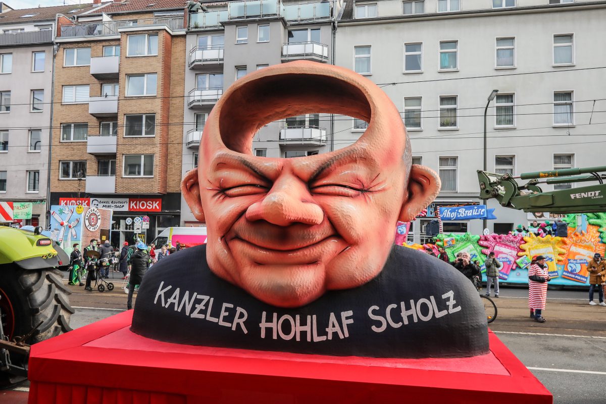 Rosenmontagszug in Düsseldorf: Scholz kriegt sein Fett weg.