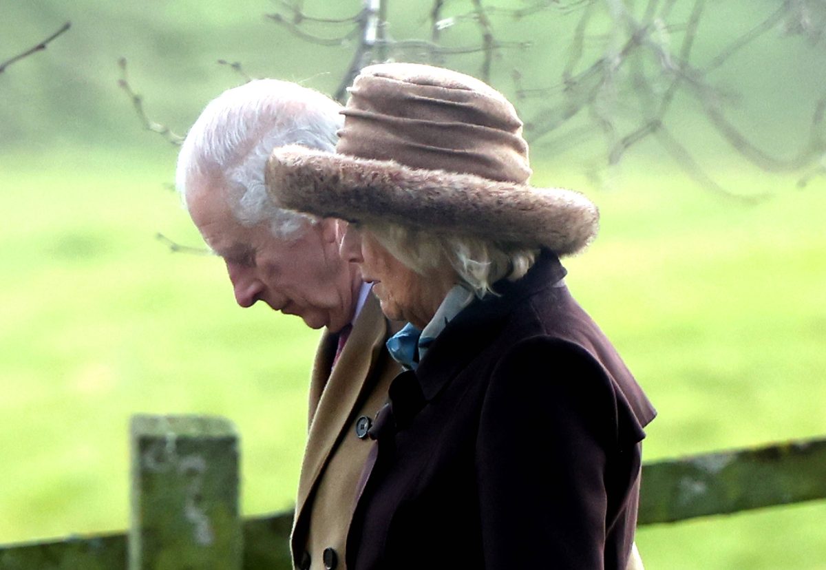 Seit seiner Krebsdiagnose zieht sich König Charles III. von sämtlichen königlichen Verpflichtungen zurück. Er befürchtet nun Schlimmes...