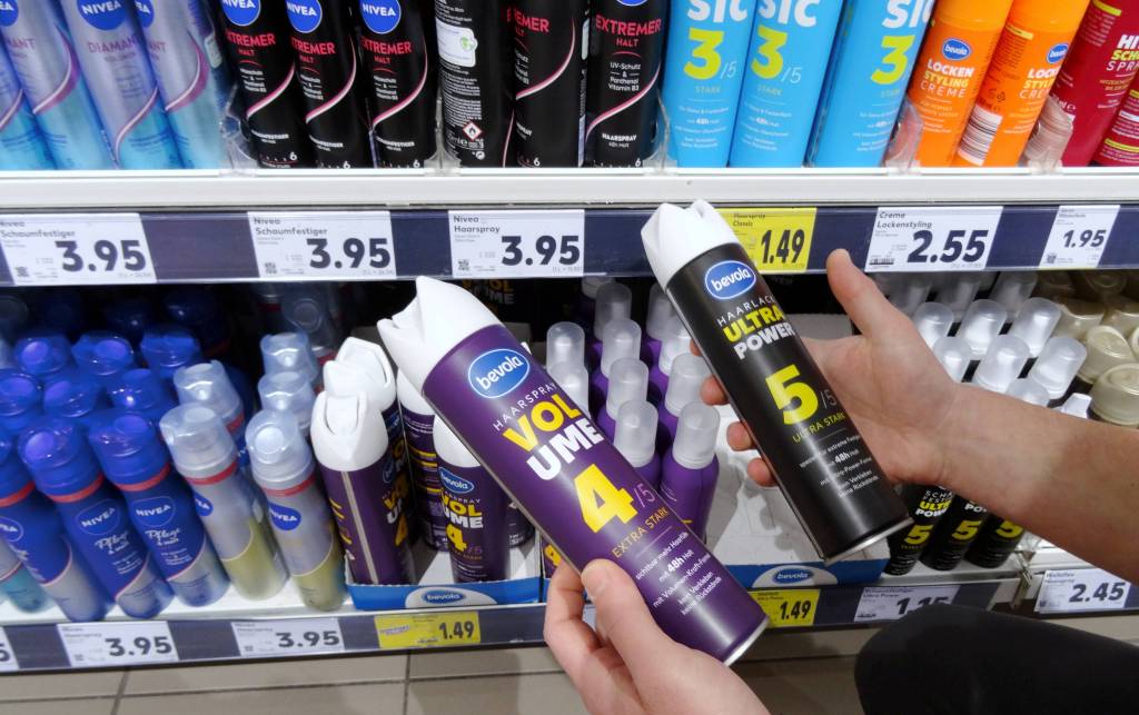 Zwei Haispray-Dosen von Kaufland im Vergleich.