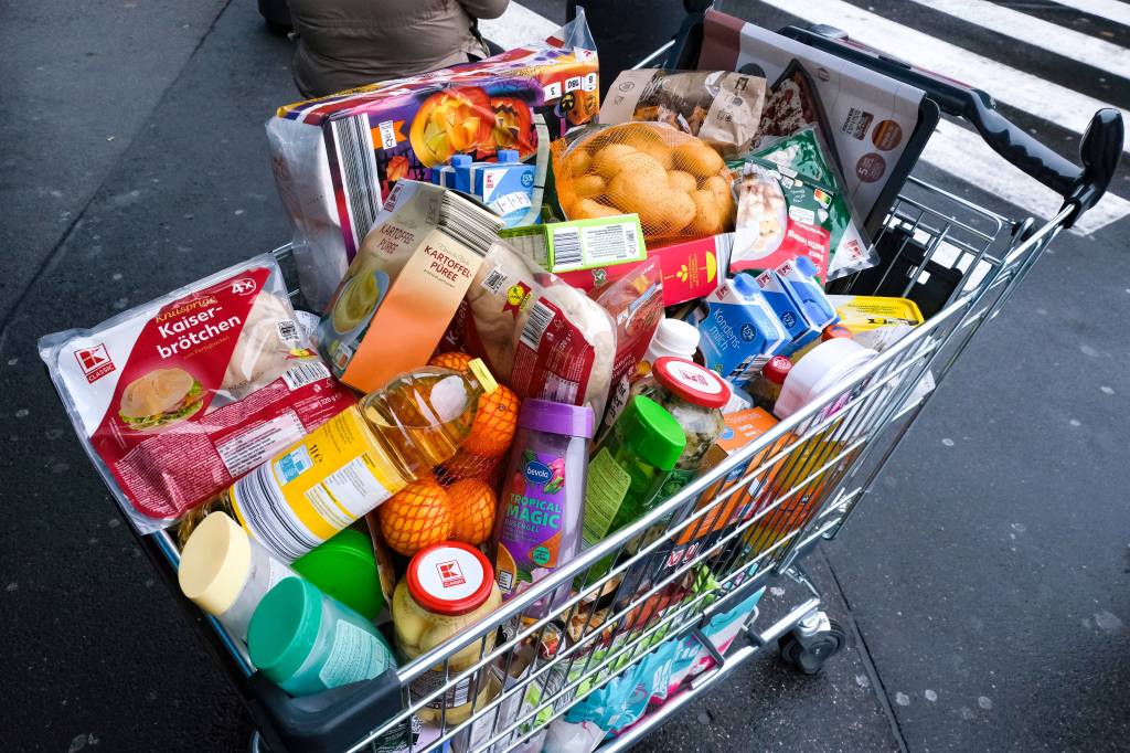 Voller Einkaufswagen mit Kaufland-Produkten.