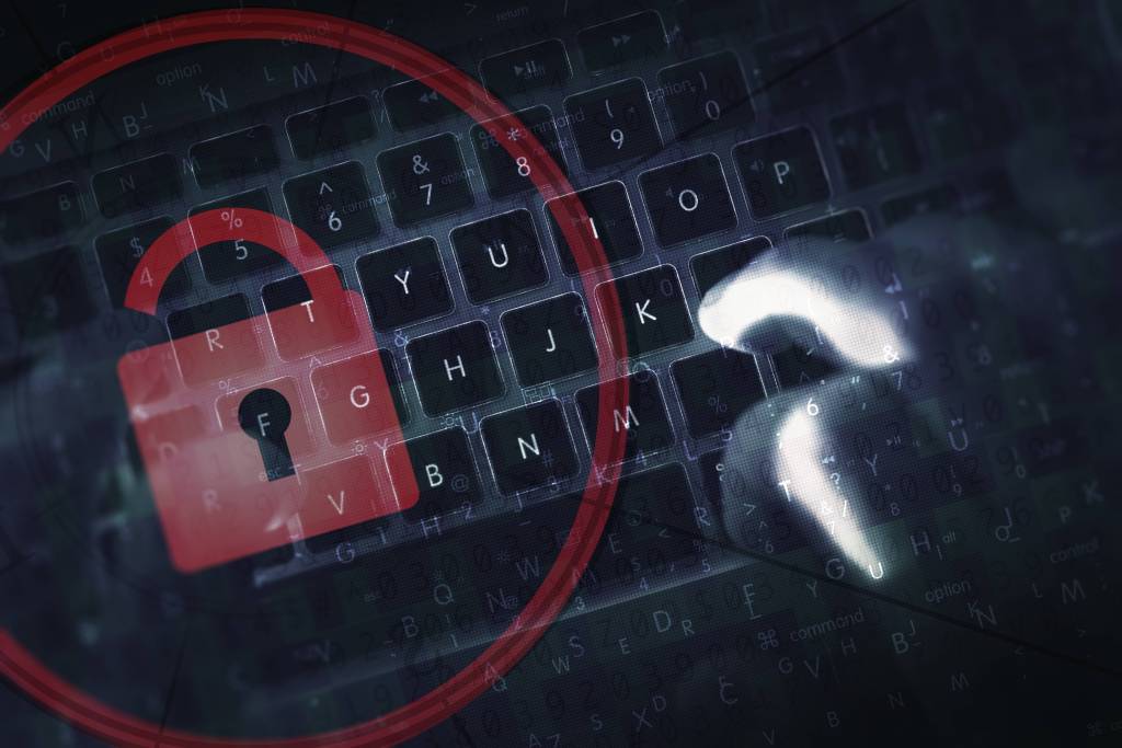 Im Dunklen leuchtet eine Tastatur, auf der eine Hand liegt und tippt. Ein rotes Schloss wird geöffnet und symbolisiert, dass es keine Sicherheit gibt.