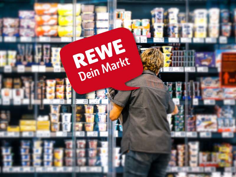 Kühlregal voller Produkte im Supermarkt.