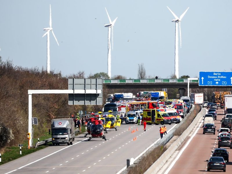 Auf der A9 bei Leipzig ist ein Flixbus verunglückt!