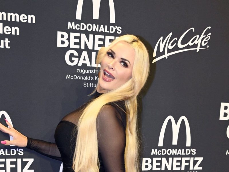 Daniela Katzenberger zeigt sich mit neuer Figur im Bikini am Strand von Mallorca.