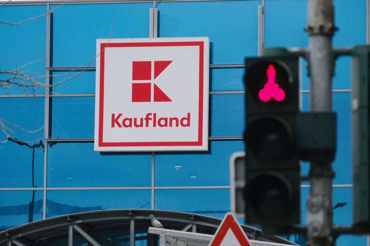 Das Logo von Kaufland an der Außenfassade einer Filiale.