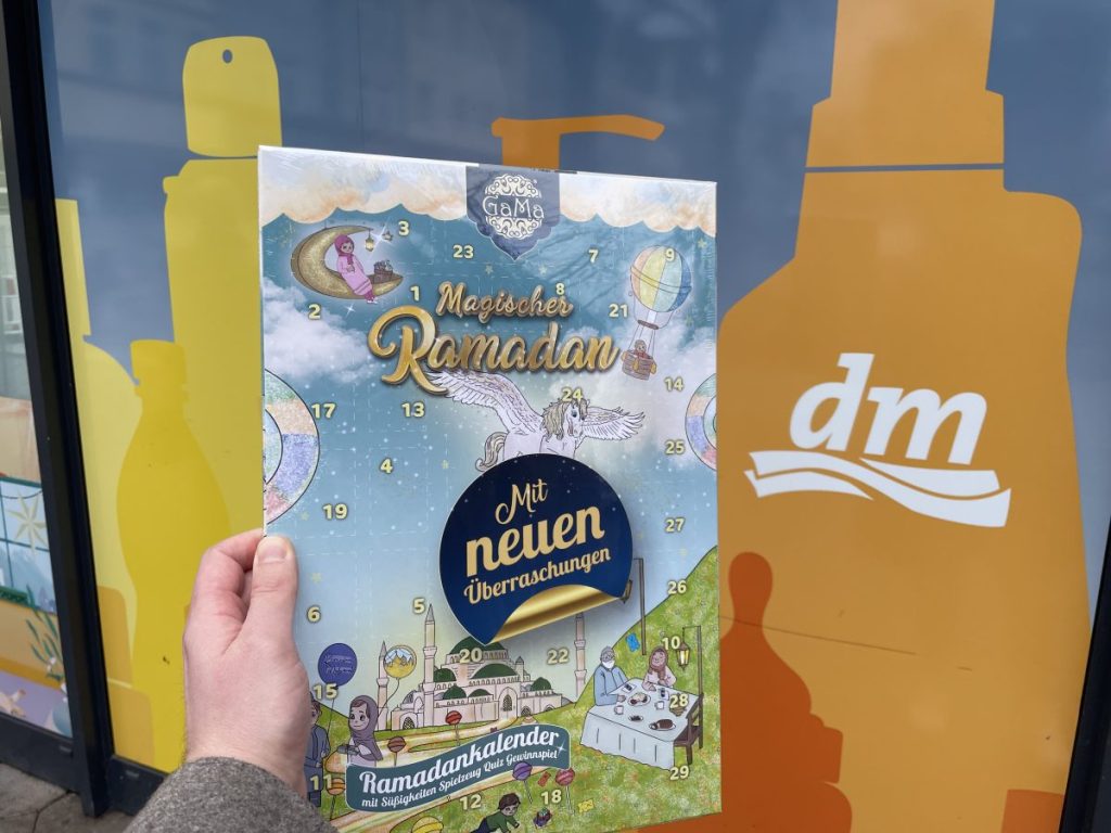 Ramadan-Kalender vor einer dm-Filiale in Herne.