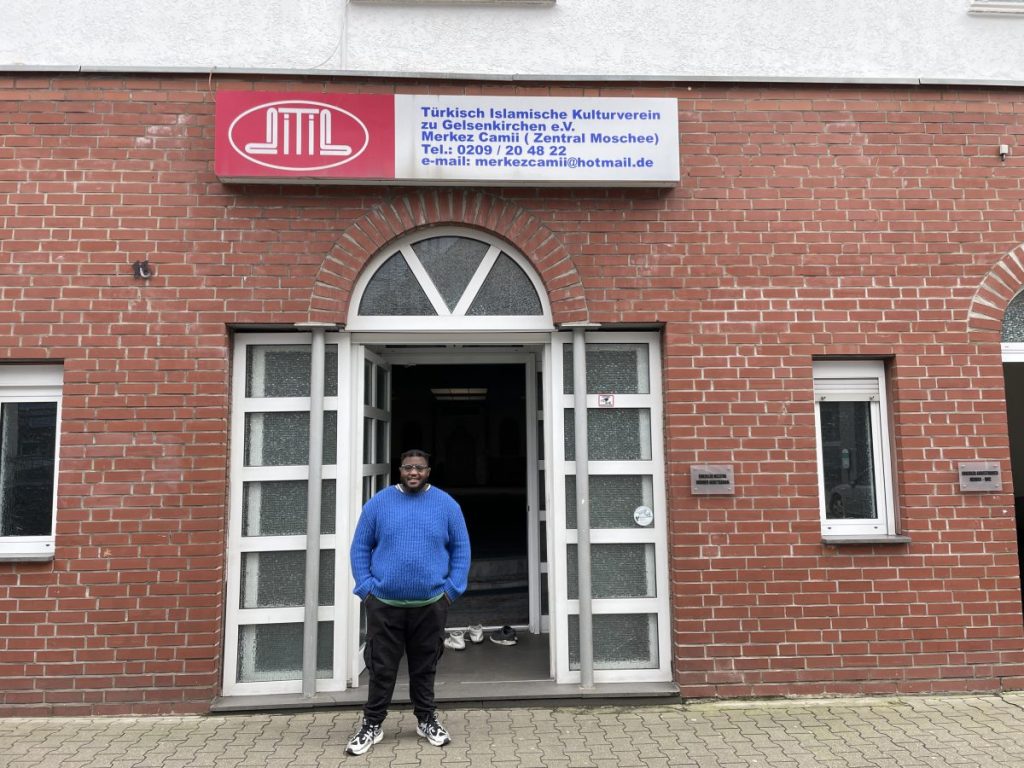 Mohamed "Mo" Heinz  vor der Zentral Moschee in Gelsenkirchen.