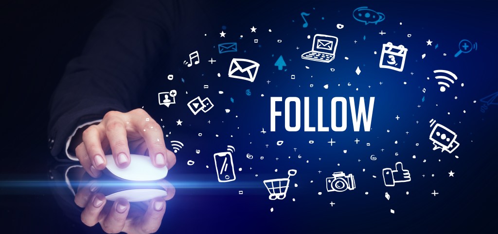 Eine Hand liegt auf einer Computermaus und ist umgeben von Symbolen aus der Social Media Welt wie einem Briefumschlag, Einkaufskorb, Likebutton. Im Zentrum steht groß das Wort "Follow"