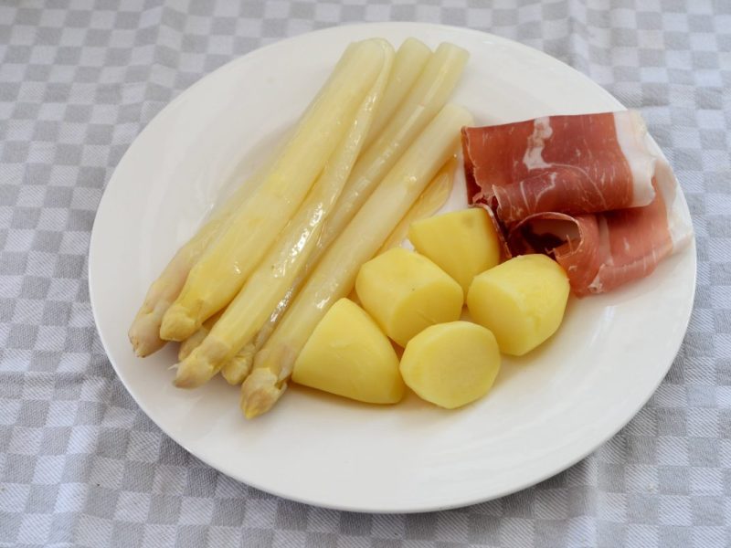 Mit der Spargelsaison kehrt auch ein unangenehmer Geruch in die deutschen Haushalte zurück.