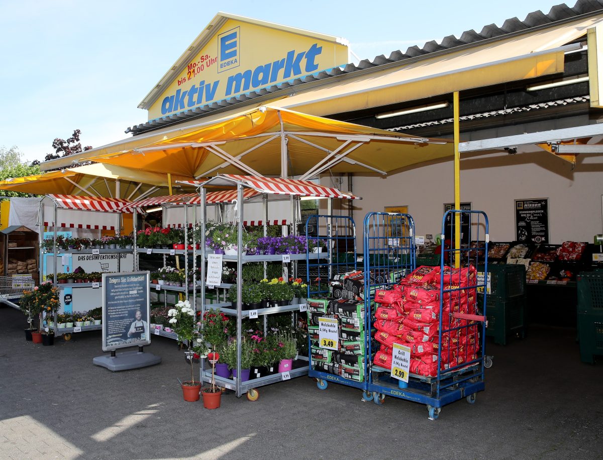 Als eine Kundin von Edeka ein Saison-Produkt kaufen wollte, fiel sie vom Glauben ab.