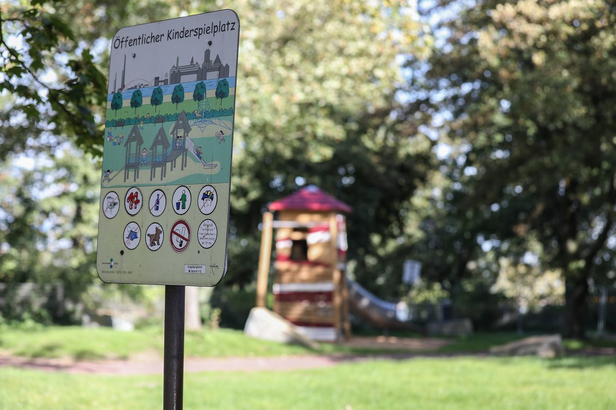 Ein Spielplatz in Duisburg beschäftigt die Anwohner. (Symbolfoto)