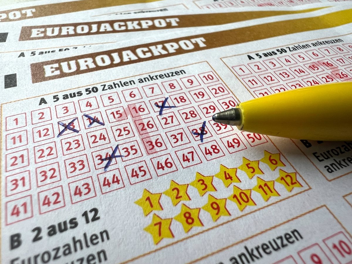 Lotto: Mann fliegt vor der Ziehung in den Urlaub und Mutter gewinnt.