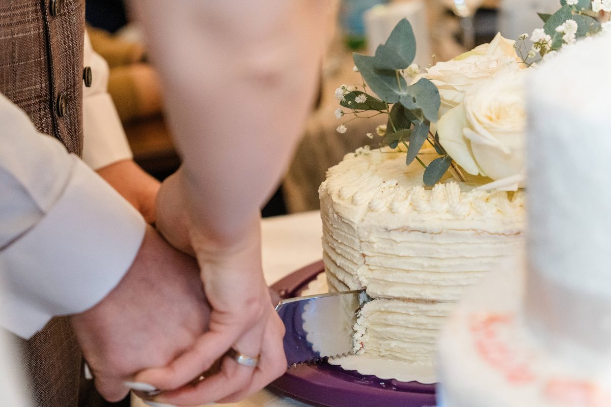 Nachdem die Gäste die Einladung zu der Hochzeit erhielten, mussten sie plötzlich viel Geld bezahlen.