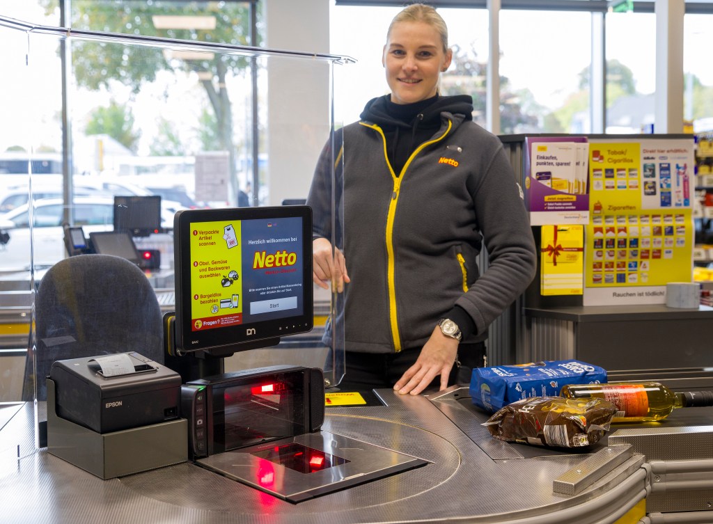 Kassiererin an Netto-Ladenkasse.