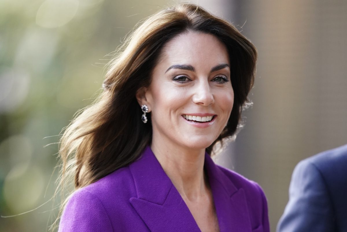 Während Kate Middleton zuhause Kraft tankt, überreicht William ihr ein spezielles Geschenk. Indessen herrscht bei Harry und Meghan Chaos...