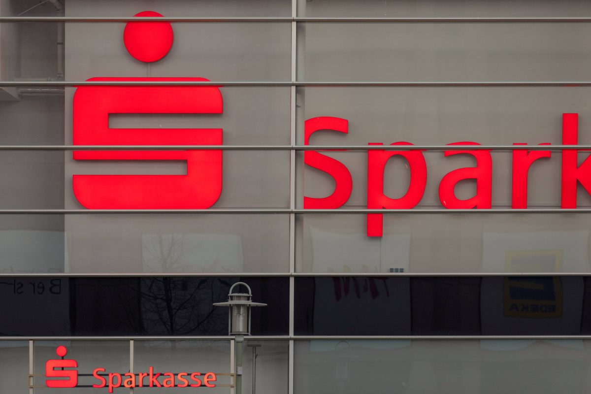 Kunden von Sparkasse Postbank und Co. müssen bei Lastschrift-Zahlungen aufpassen.