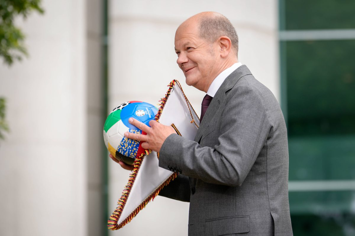 Noch als Finanzminister versprach Olaf Scholz der UEFA Steuerschenkungen. Die Wagenknecht-Partei geht deswegen an die Decke.