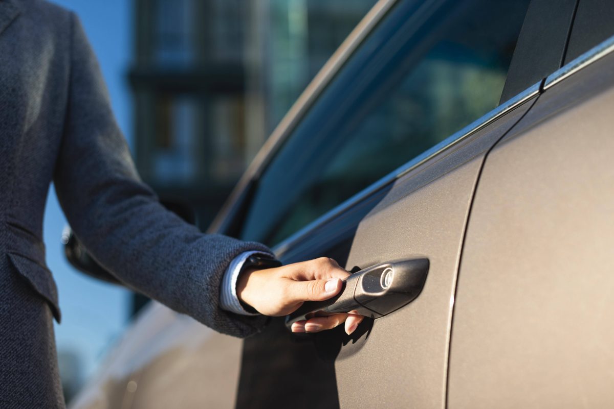 Nur die wenigsten Autofahrer wissen, dass bei diesem Verstoß ein Bußgeld droht.