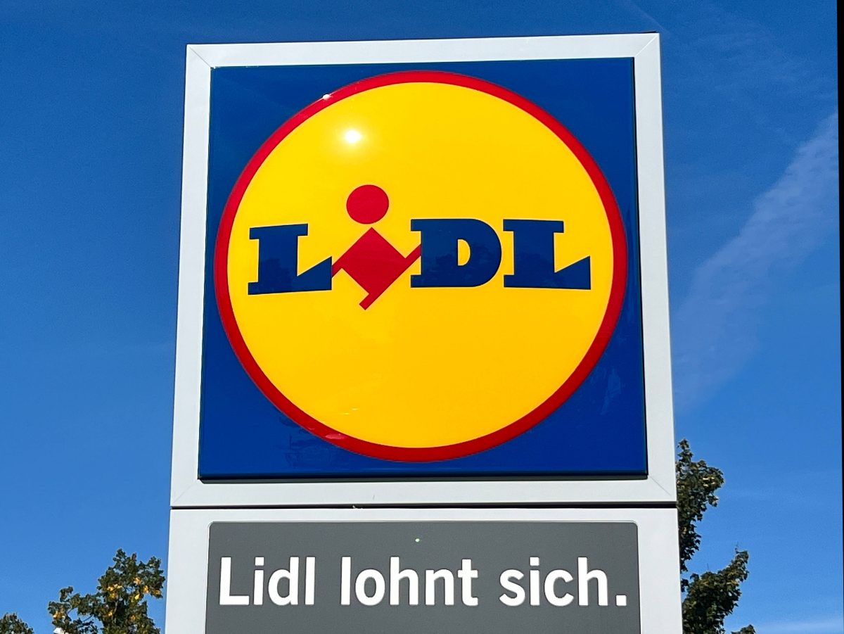 Lidl: Der Filialeiter erklärt Kunden, warum Quarkbällchen 1000 Euro kosten können.