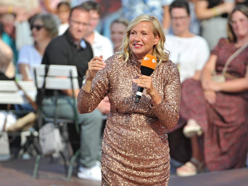 Lange haben Zuschauer auf den „Fernsehgarten“ gewartet. DIESE Reaktion macht selbst Moderatorin Andrea Kiewel emotional...