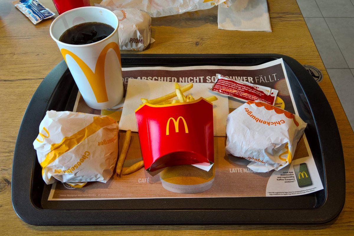 Mutter und Tochter leben in einer McDonald's-Filiale.