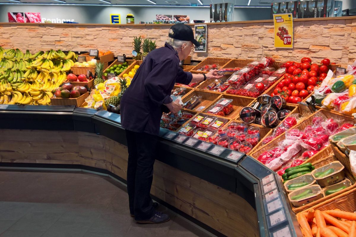 Kunden bei Edeka und Co. schauen bei einem Produkt genau hin. (Symbolfoto)