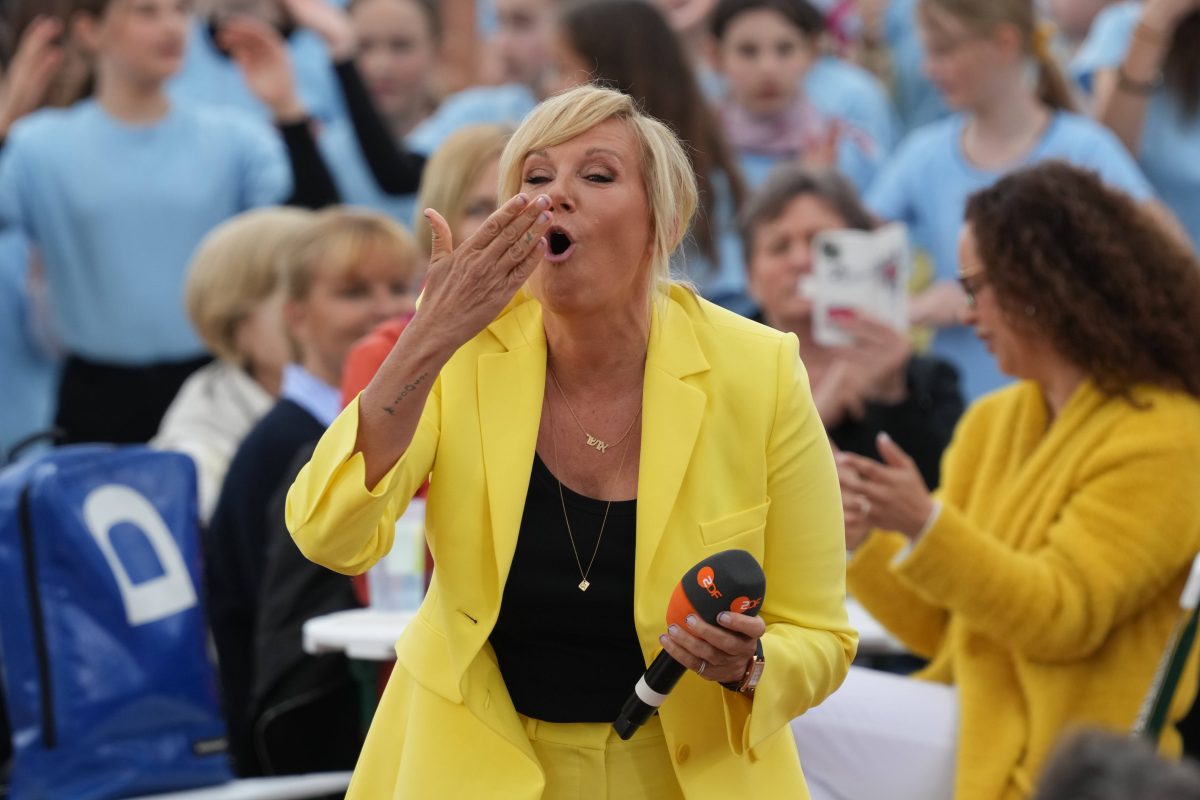 Andrea Kiewel passiert ein kleiner Patzer mitten in der "Fernsehgarten"-Sendung.