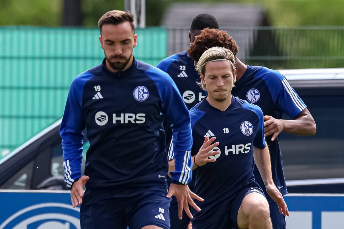 Lino Tempelmann, hier im Training mit Kenan Karaman, muss den FC Schalke 04 wohl verlassen.