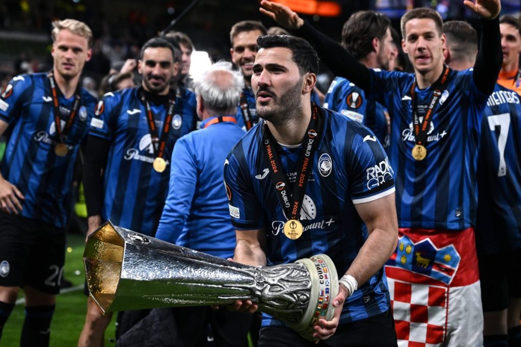 Stemmt den Pokal nach dem Europa League-Sieg in die Luft: Ex-S04-Kapitän Sead Kolasinac.