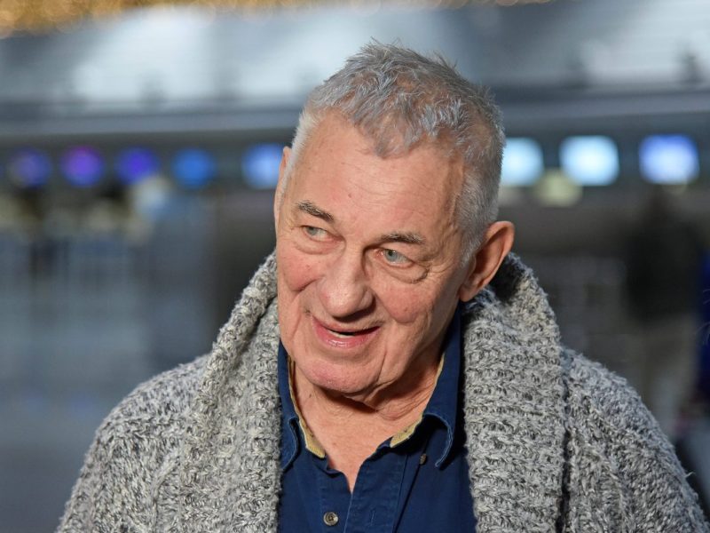 Große Sorge um den Schauspieler Heinz Hoenig. Aufgrund seines kritischen Zustandes muss nun auch seine Operation verschoben werden...
