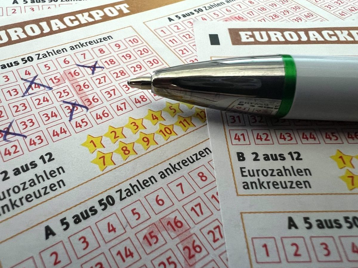 Lotto-Spieler tippen auf die richtigen Zahlen, doch bekommen kein Geld