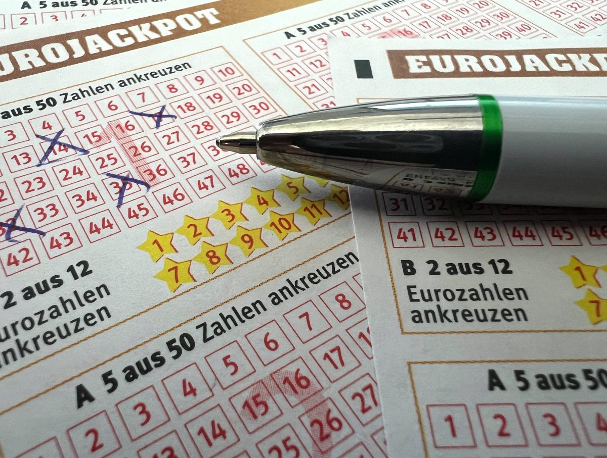 Lotto-Spieler tippen auf die richtigen Zahlen, doch bekommen kein Geld