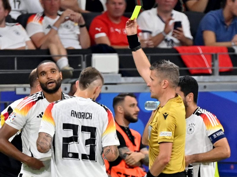 Daniele Orsato zeigt beim Deutschland-Spiel die gelbe Karte.