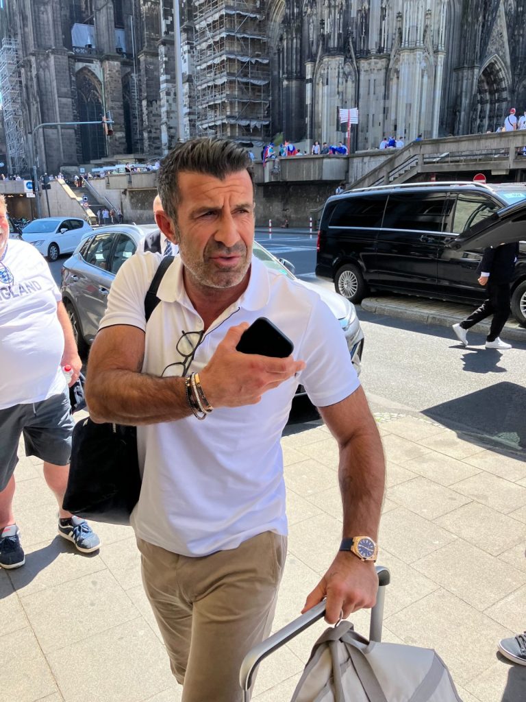 Luis Figo beim Einchecken im Excelsior Hotel Ernst in Köln.