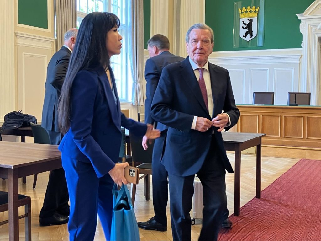 Altkanzler Gerhard Schröder mit seiner Frau vor Gericht in Berlin.