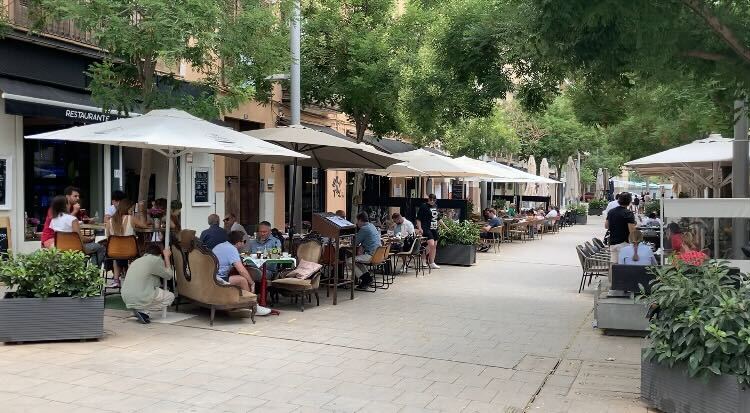 Eine Gasse im hippen Viertel Santa Catalina von Palma de Mallorca mit vielen Cafés und Restaurants.