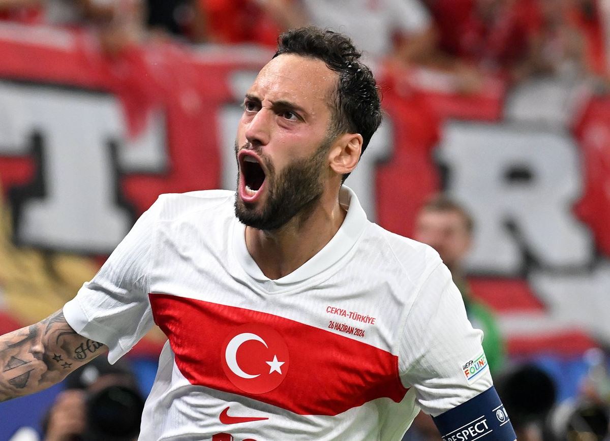 Hakan Calhanoglu bejubelt seinen Treffer im EM-Spiel zwischen Türkei und Tschechien.